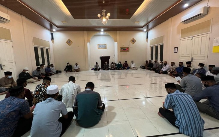 Personil lanud Maimun Saleh berdoa bersama di Nurul Falah. Kamis (12/05/2022)Masjid 