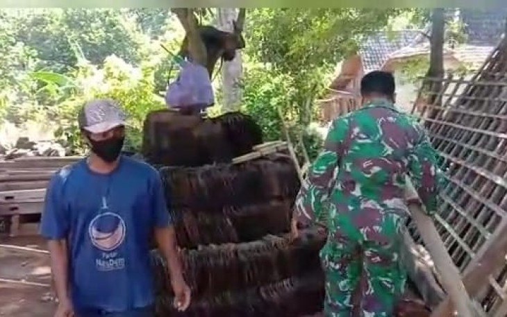 Koptu M.Fauzi bantu warga binaannya perbaiki rumah. Jum'at (13/05/2022)