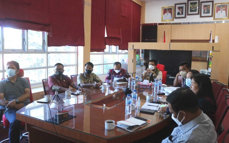 Pembahasan bersama penataan kawasan Tomok, melalui zoom meeting antara Bupati Samosir beserta jajaran dan Ditjen Cipta Karya, Jumat (13/5/2022)