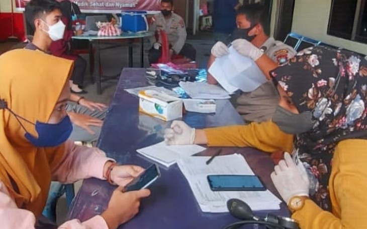 Vaksinator Polres Bintan bersama Dinas Kesehatan, saat melakukan vaksinasi