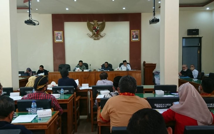 Rapat kerja Komisi II DPRD Kabupaten Trenggalek bersama OPD penghasil dan Bakeuda di Aula DPRD Kabupaten Trenggalek, Jum'at (13/5/2022).
