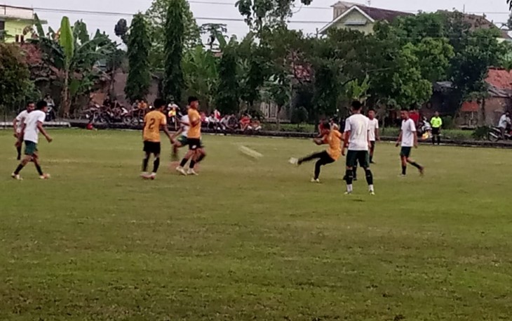 Laga Amal untuk Bayu Sportivo, antara Persika Karanganyar melawan Tanon FC, di Lapangan Slogo, Tanon, Sragen, Jumat (13/5/2022).