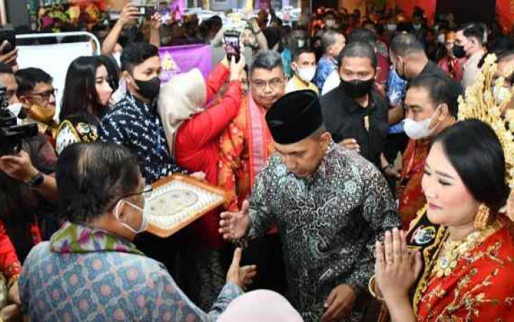 Pangdam Hasanuddin (peci hitam) saat menghadiri pertemuan saudagar Bugis Makassar di hotel Claro. Sabtu (14/05/2022)