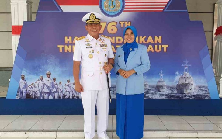 Pangkoarmada III bersama ibu usai upacara peringatan Hardikal ke 76 di Surabaya. Jum'at (13/05/2022)