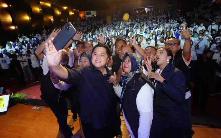 Erick Thohir selfi bersama agen BRILink di Balai Pemuda Surabaya. Sabtu (14/05/2022)