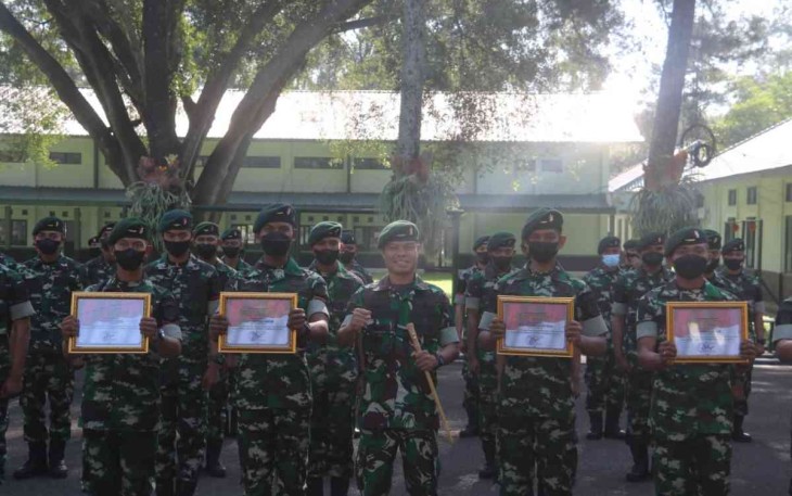 Danyonif Raider 300/Bjw (tengah) bersama prajurit terbaiknya. Jum'at (13/05/2022)