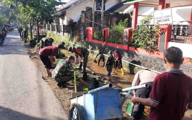 Prajurit Yonif Raider 300/Bjw bersihkan sungai di desa Sukataris. Jum'at (13/05/2022)
