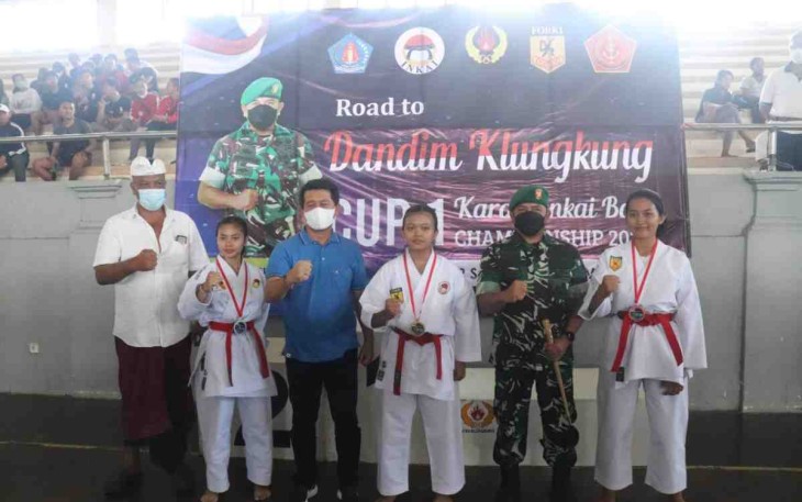 Dandim bersama juara kejuaraan karate INKAI. Minggu (15/05/2022)