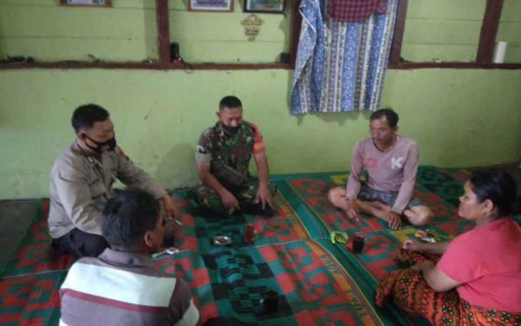 Suasana akrab Sertu Adiramo Ginting sambangi rumah warga Binaannya. Minggu (15/05/2022)