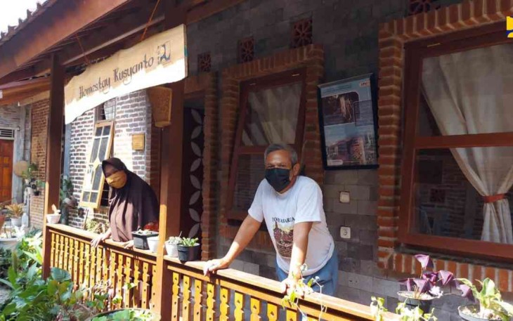 Wisatawan menikmati fasilitas Sarhunta Borobudur Magelang. Minggu (15/05/2022)