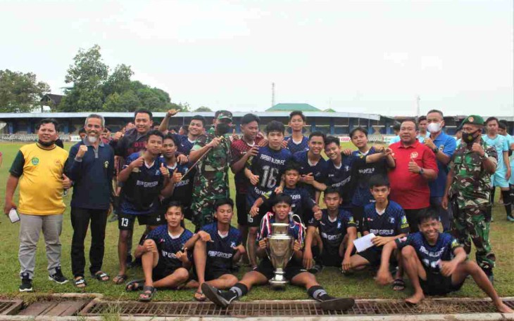 Foto bersama Dandim (tengah) tim juara seleksi liga santri. Sabtu (14/05/2022)