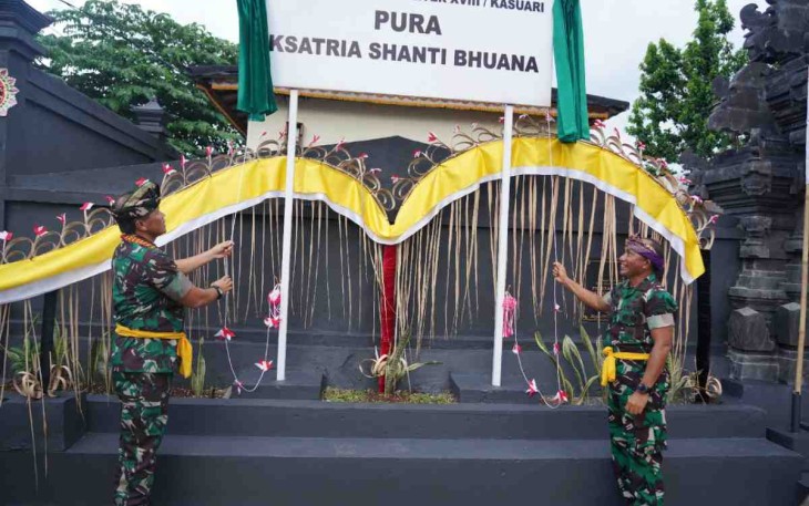 Pangkogabwilhan III (kiri) saat resmikan Pura Ksatria Shanti Bhuana. Minggu (15/05/2022)