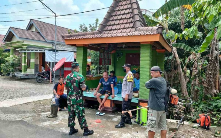 Koptu Titus sambangi warga binaan di pos ronda himbau prokes. Senin (16/05/2022)
