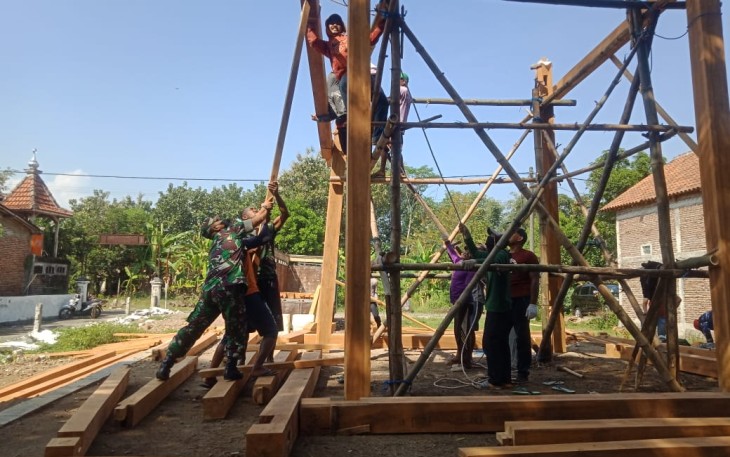 Berjibaku bangun pendopo punden di wilayah binaan. Senin (16/05/2022)