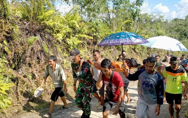 Menandu Kadus pasca operasi pulang ke rumah. Senin (16/05/2022)