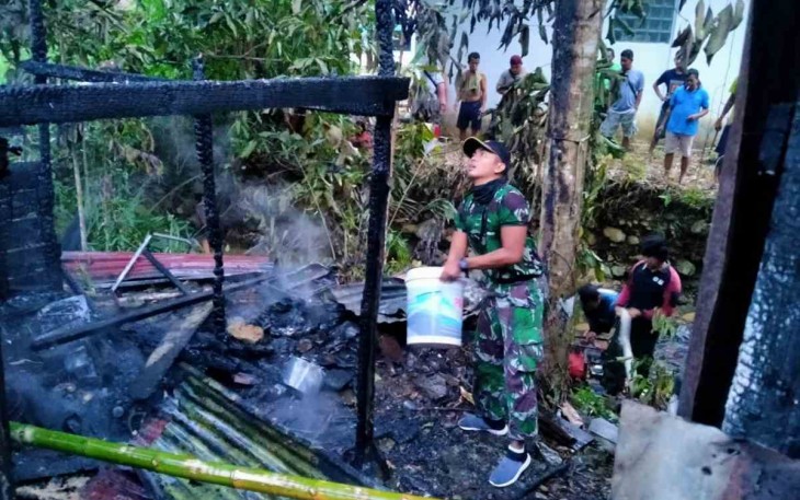 Berjibaku padamkan kobaran api rumah warga di perbatasan. Senin (16/05/2022)