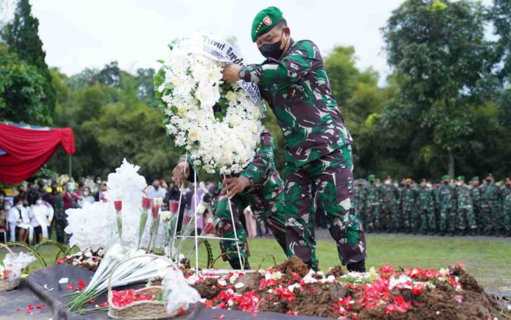 Karangan bunga Kasad usai pemakaman alm. Brigjen TNI Stepanus Mahury di TMP Cikutra Bandung. Senin (16/05/2022)