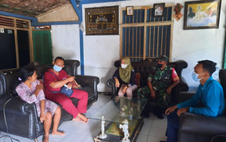 Serda Wuryanto dampingi pengobatan ODGJ di desa Sambirejo. Selasa (17/05/2022)
