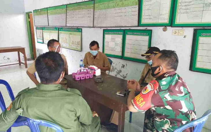 Evaluasi data penerima BLT DD di kantor desa Nglambangan. Selasa (17/05/2022) 