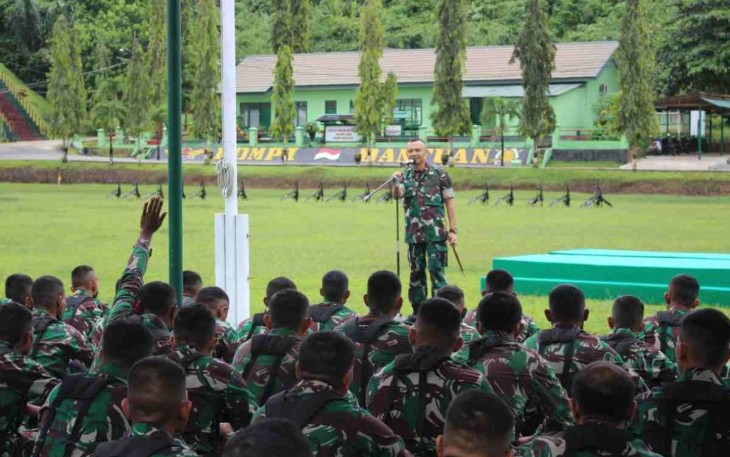 Letkol Inf Hendra Mirza saat memotivasi prajuritnya usai upacara bendera. Selasa (17/05/2022)