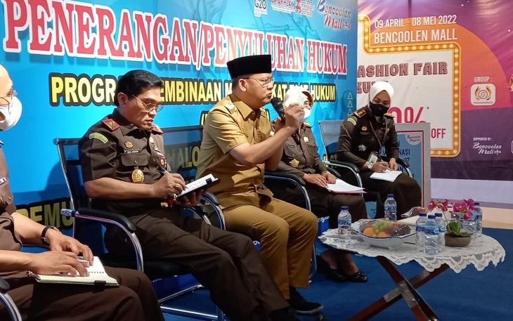 Pembinaan Masyarakat Taat Hukum (BINMATKUM) bersama Kajati dan Gubernur Bengkulu, Selasa (17/5/2022)