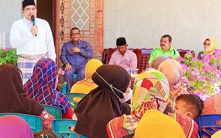 Plt Bupati Bintan, Roby Kurniawan, saat ramah tamah bersama masyarakat Sri Bintan, Selasa (17/5/2022)