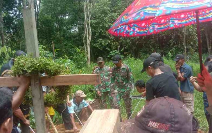 Bantu prosesi pemakaman warga di perbatasan. Selasa (17/05/2022)