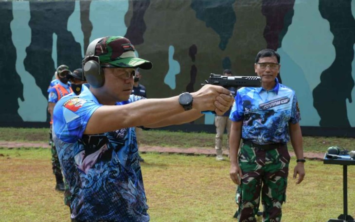 Aksi Danlanud Supadio di kejuaraan menembak Kasau Cup 2022 di Jakarta. Selasa (17/05/2022)