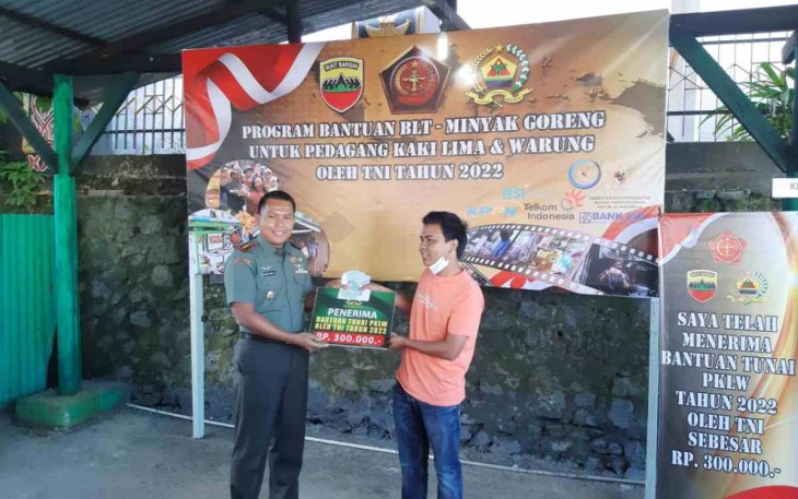 Dandim 0206/Dairi saat menyerahkan bantuan dana BTPKLWN. Rabu (18/05/2022)