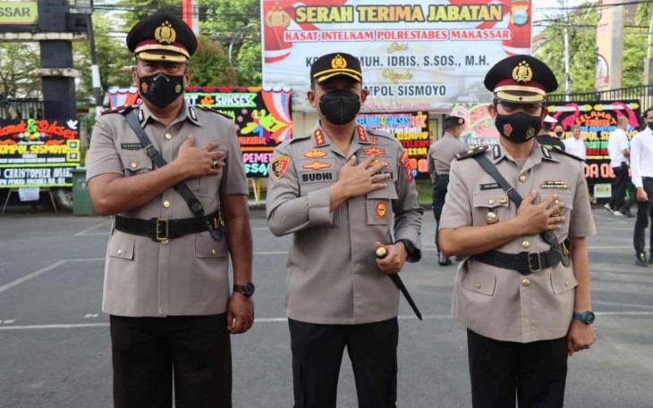 Kasat Intel Polrestabes Makassar (kiri) usai sertijab. Rabu (18/05/2022)
