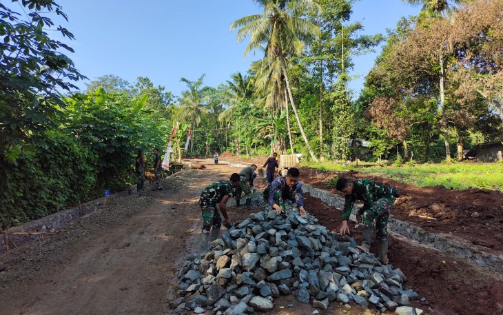 Anggota satgas TMMD ke-113 Kodim 0619/Purwakarta