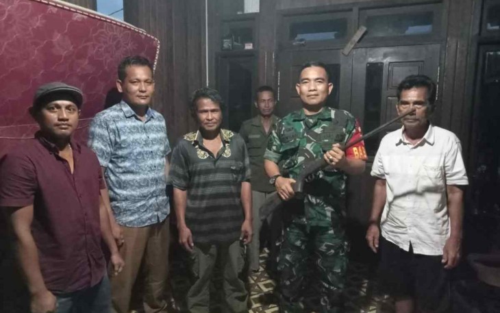 Serma Ansari saat menerima senpi rakitan dari warga. Selasa (17/05/2022)