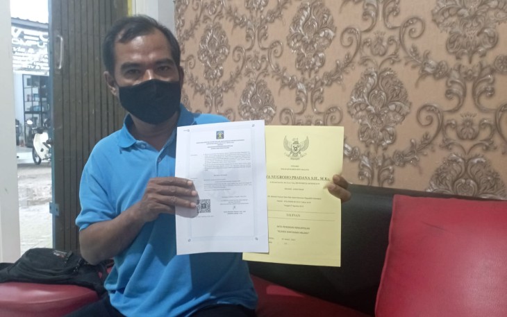 Ketua Aliansi Wartawan Malang,,saat menunjukkan legalitas Perkumpulan, Kamis (19/5/2022)