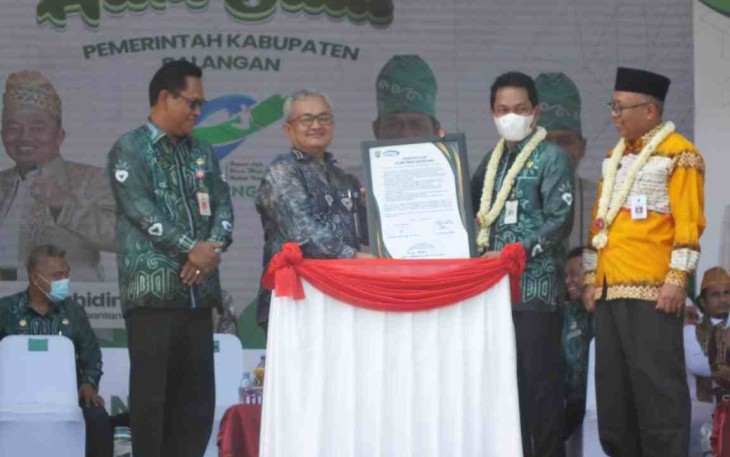 Bupati saat penyerahan bantuan di hari jadi Kabupaten Balangan ke-19. Kamis (19/05/2022)
