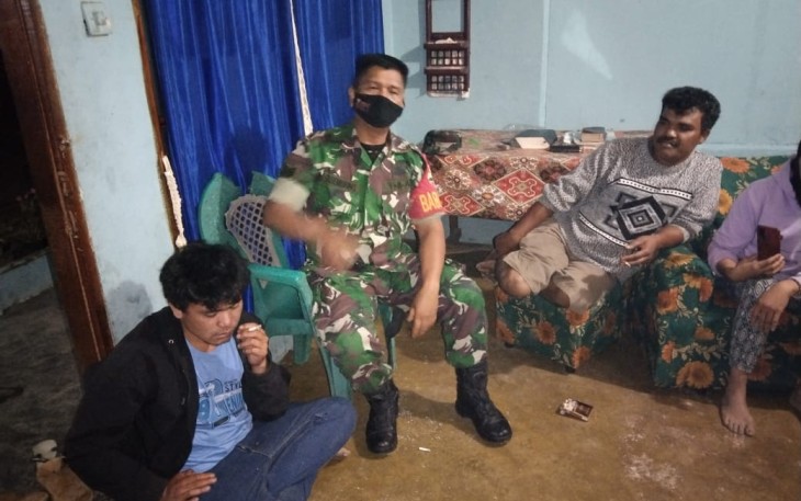 Keakraban babinsa Sumbul bersama warga binaannya. Kamis (19/05/2022)