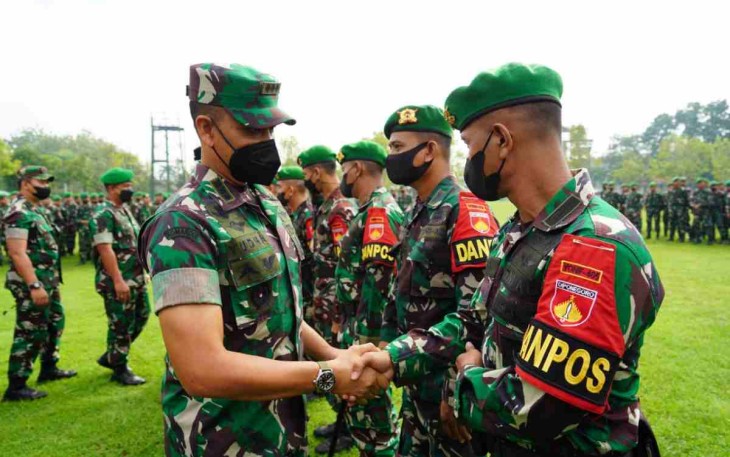 Danrem saat berjabat tangan melepas satgas yonif 405/SK