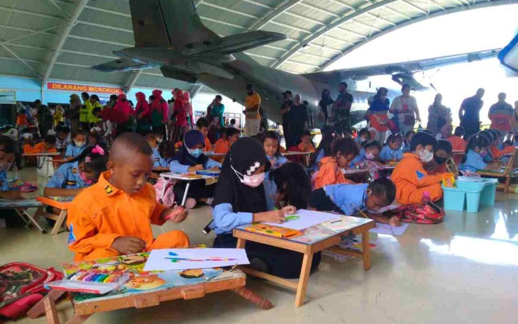 Antusiasnya anak-anak mengikuti lomba di Lanud Manuhua