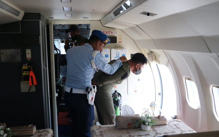 Periksa penumpang dalam pesawat tak dikenal memasuki wilayah NKRI di lanud Manuhua 