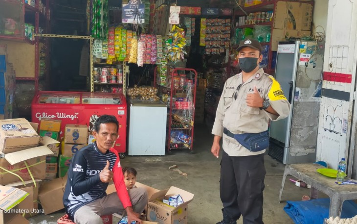 Personel Polres Simalungun awasi distribusi minyak goreng