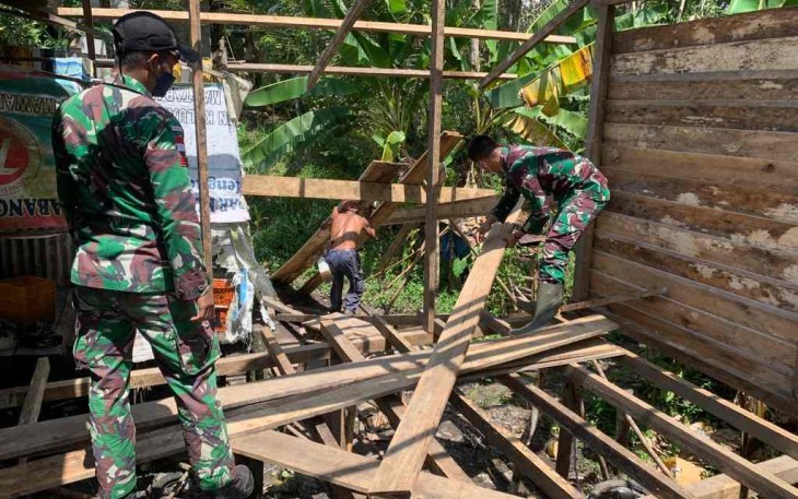 Berjibaku rehab rumah warga di perbatasan 