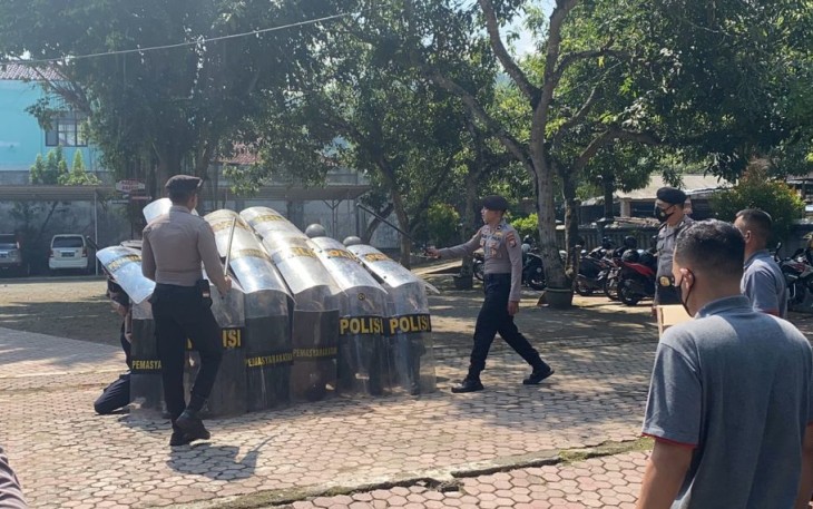 Foto saat pelatihan pengendalian massa (Dalmas) kepada puluhan personel dan Calon Aparatur Sipil Negara (ASN) Rumah Tahanan Negara Kelas IIB Trenggalek, di halaman rutan Trenggalek, Selasa, (24/5/2022).