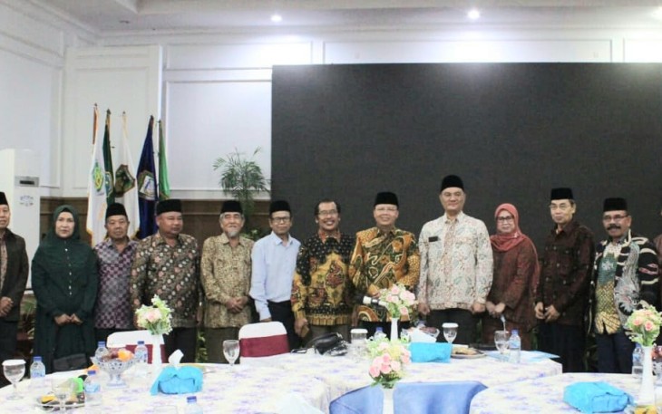 Gubernur Bengkulu, Rohidin Mersyah, saat menggelar pertemuan dengan tokoh Presidium dan Sesepuh Kabupaten Bengkulu Tengah (Benteng), Selasa (24/5/2022) malam.