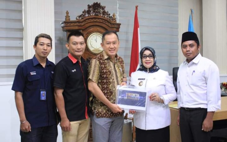 Wakil Bupati Labuhanbatu Hj.Ellya Rosa Siregar,S.Pd,MM saat menyambut baik kedatangan I-News TV perwakilan provinsi Sumatera Utara di Ruang Kerjanya, Rabu (25/05/2022).