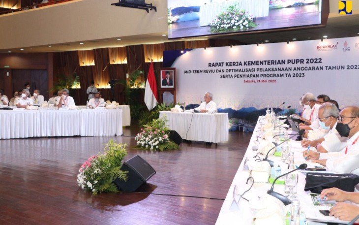 Menteri PUPR saat memimpin raker membahas Mid-Term Review 2022