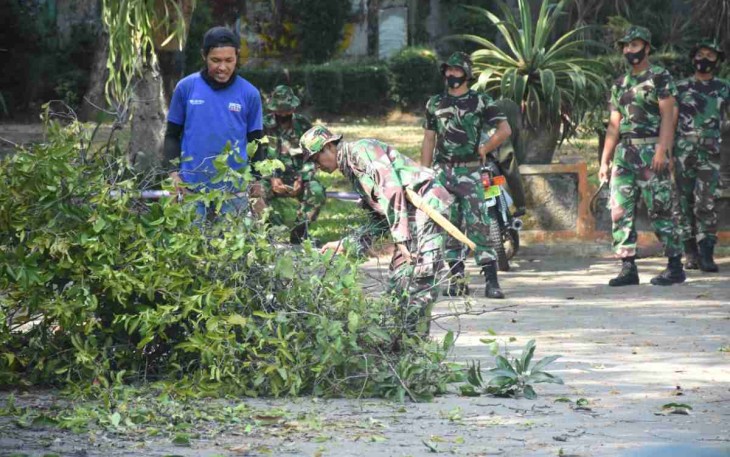 Peltu Greni bersihkan area terbuka taman hutan Ngegong