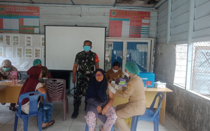 Dampingi warga vaksinasi di balai desa Pardomuan