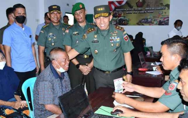 Pangdam Hasanuddin saat meninjau penyaluran BLT