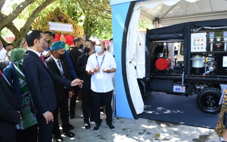 Presiden Joko Widodo meninjau pameran Adexco 2022