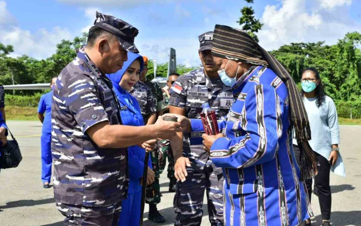 Ketua adat sambut Pangkoarmada III di Lanal Saumlaki 