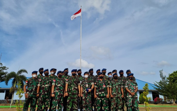 Foto bersama Danlanud Maimun Saleh  bersama prajuritnya